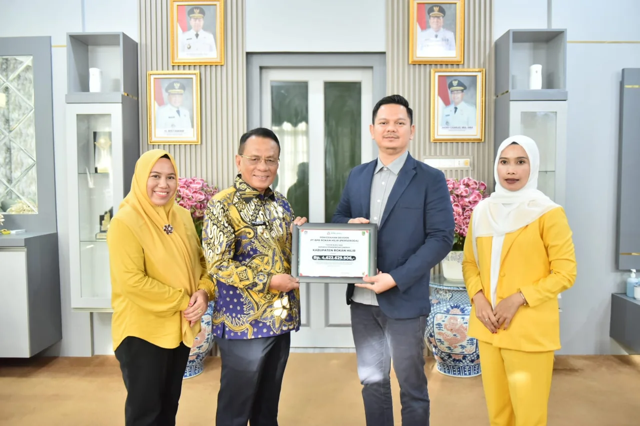 Bagikan Deviden, Bupati Terima Simbolis PAD Dari Bank Rohil Sebesar Rp 4,6 Miliar